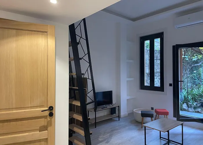 Pasteur, Antibes centre, calme et rénové Appartement *